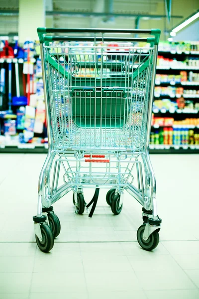 Shopping cart in store — Stock Photo, Image