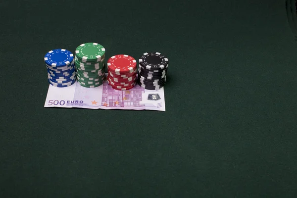 Τα τυχερά παιχνίδια έννοια - μάρκες και χρήματα — Φωτογραφία Αρχείου