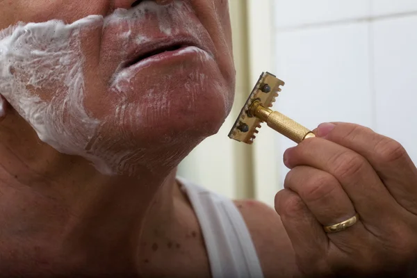 Uomo anziano rasatura — Foto Stock