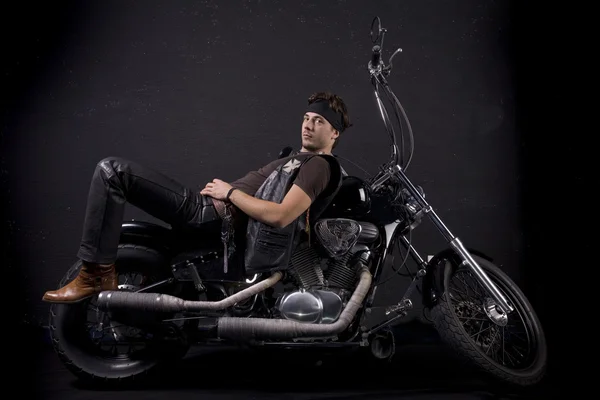 Мотоцикл и молодой человек — стоковое фото