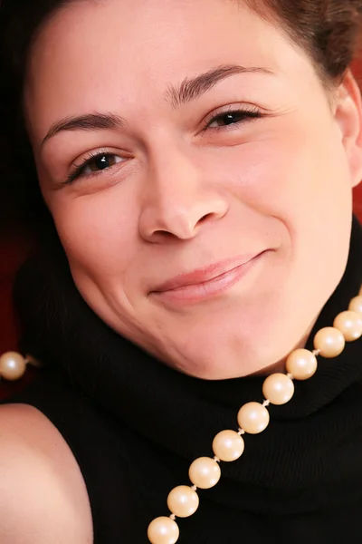 Kvinna med pärlor på nära håll — Stockfoto
