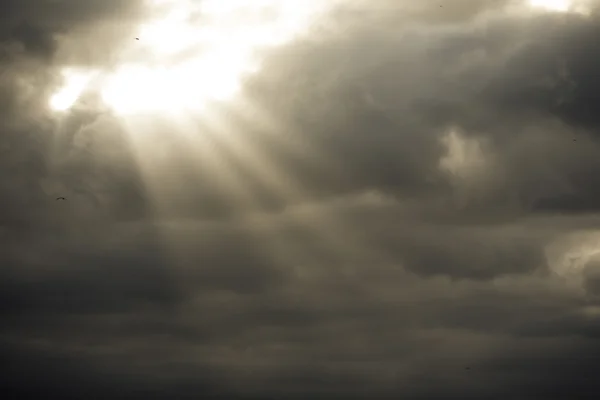 Fırtına bulutları güneş ışınları ile — Stok fotoğraf