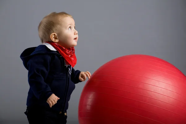 Μικρό παιδί αγόρι και μπάλα — Φωτογραφία Αρχείου
