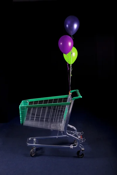 Kundvagn med ballonger — Stockfoto