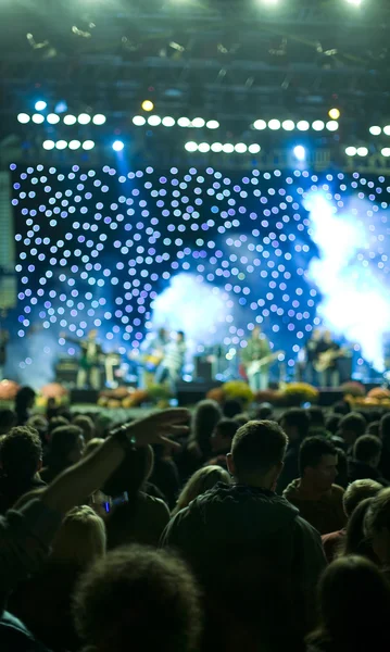Koncert-színpad világítás és a tömeg — Stock Fotó