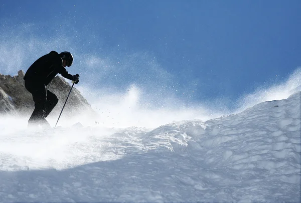 Esquiador sube a la cima de la montaña — Foto de Stock