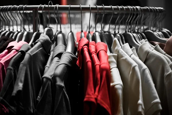 Camisetas rojas de moda en colores — Foto de Stock