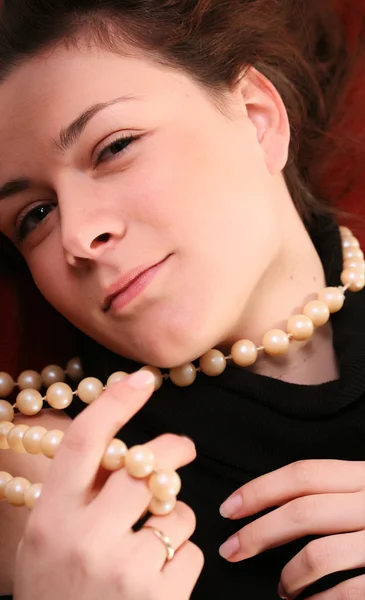 Dívka s perlami, usmíval se — Stock fotografie