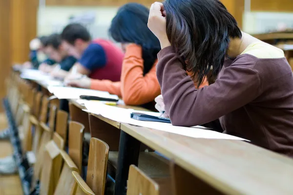 Een student trying voor zwendelaar op de examens Stockfoto