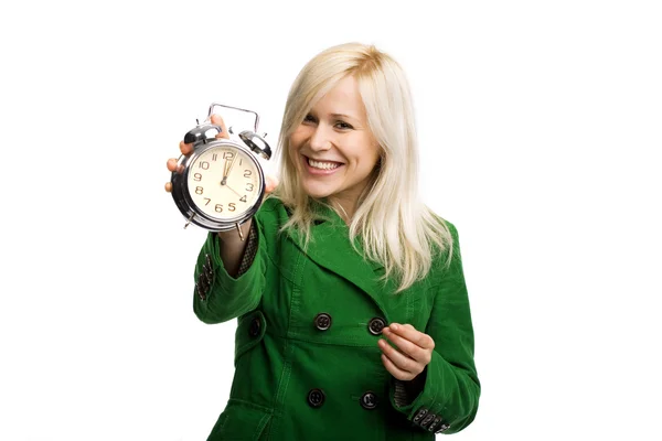Hermosa mujer sonriente sosteniendo reloj — Foto de Stock