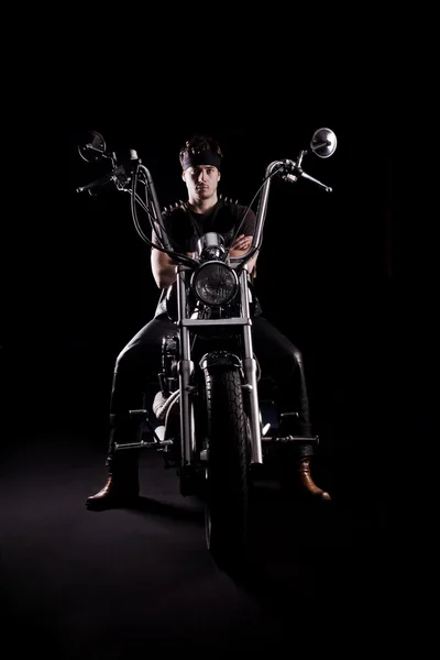 Biker op chopper motorfiets — Stockfoto