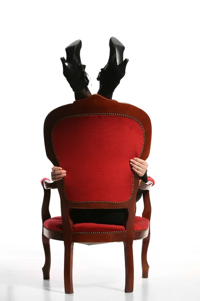 レトロなバロック式椅子に座った女性の足 — ストック写真