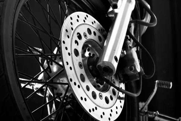 Erpel-Scheibe auf Motorrad-Rad — Stockfoto
