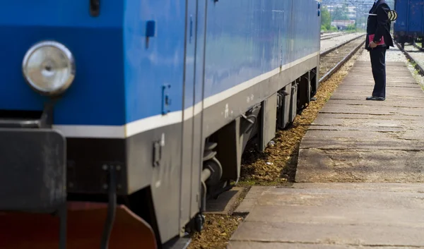 Gitmek için trene bekleyen adam — Stok fotoğraf