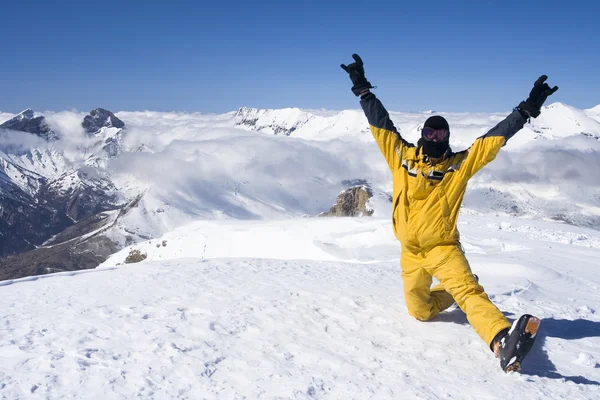 Esquiador no topo da montanha — Fotografia de Stock