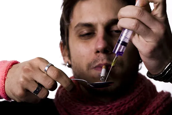 Missbrukare fylla injektion med heroin — Stockfoto