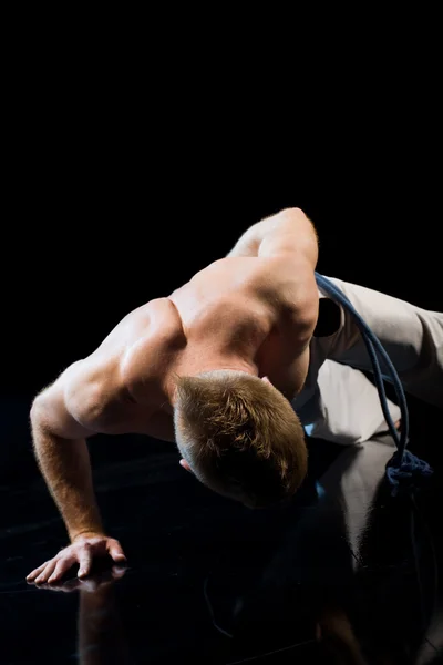 Musculoso hombre haciendo flexiones —  Fotos de Stock