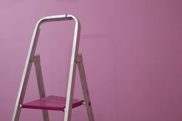 Mur rose avec échelle — Photo