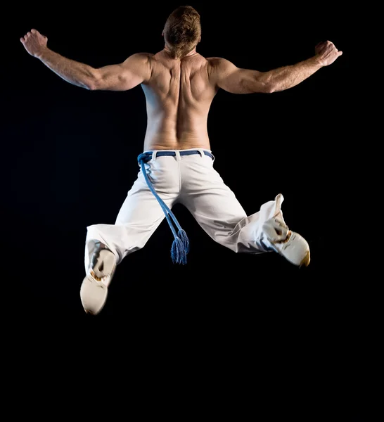 Полуобнаженный мужчина в прыжке — стоковое фото