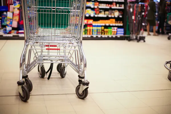 Carrello della spesa nel supermercato — Foto Stock