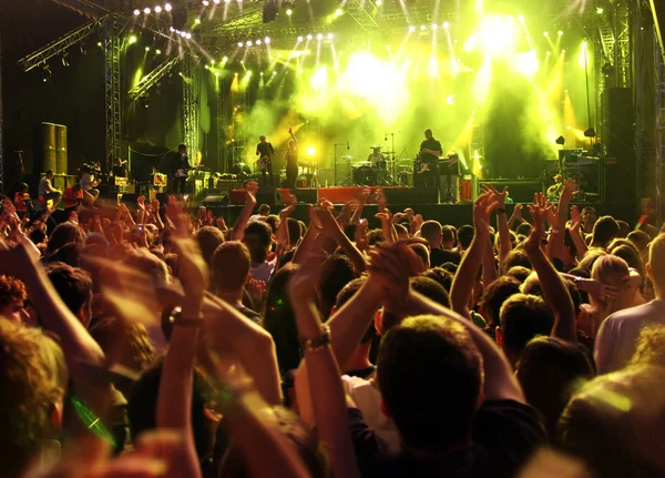 Multidão em concerto de rock — Fotografia de Stock