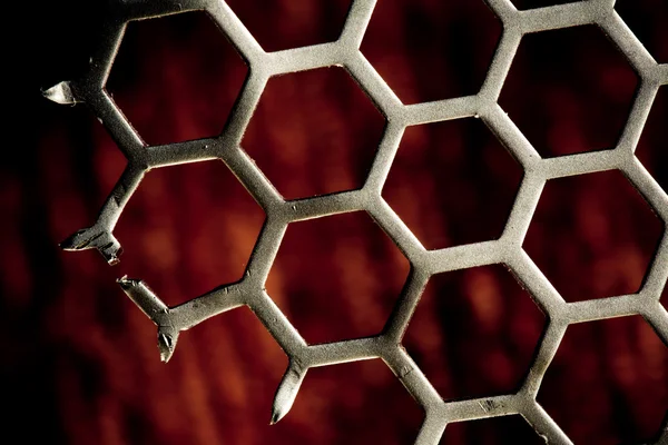 Padrão hexadecimal de fundo de metal no vermelho — Fotografia de Stock