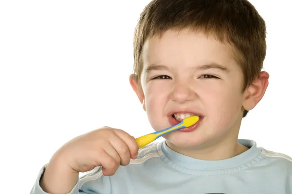Genç çocuk bir dişleri temizler — Stockfoto