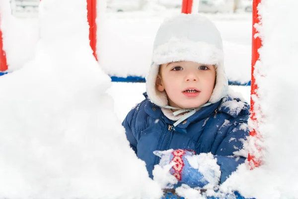 Jongen genieten van de winter — Stockfoto