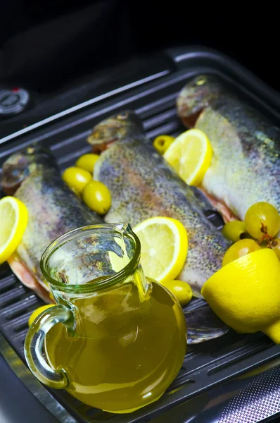 Pstruhy, olivy, olivový olej a citron — Stock fotografie