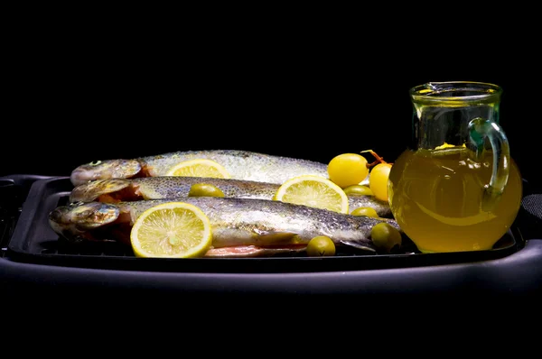 Форелі, оливки, оливкова олія та лимон — стокове фото