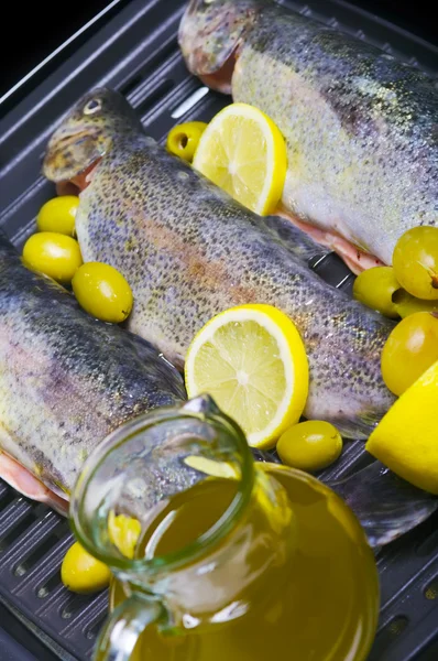 Truchas, aceitunas, aceite de oliva y limón — Foto de Stock