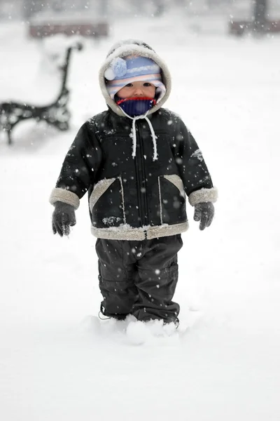 Peuter in sneeuw — Stockfoto