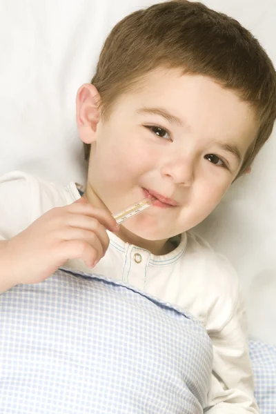 Criança com gripe e febre — Fotografia de Stock