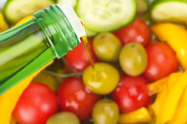 Olivenöl und Salat — Stockfoto