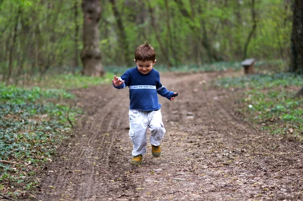 Chlapec běží — Stock fotografie