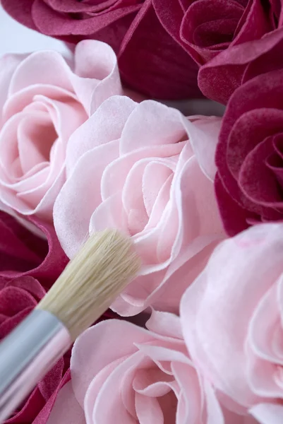 ブラシの絵画とピンクのバラ — ストック写真