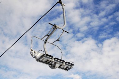 boş chairlift üzerine mavi gökyüzü bulutlu