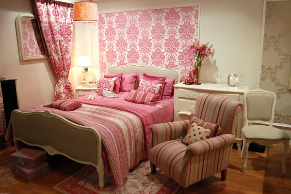 Roze vrouw interieur slaapkamer — Stockfoto
