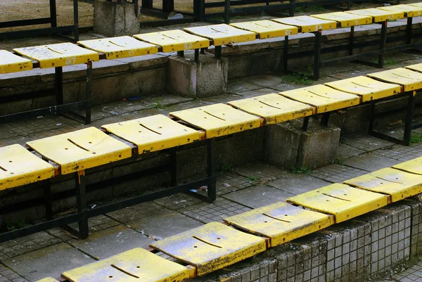 Assentos vazios amarelos — Fotografia de Stock