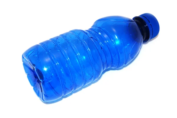 Leere blaue Plastikflasche Mineralwasser lizenzfreie Stockfotos
