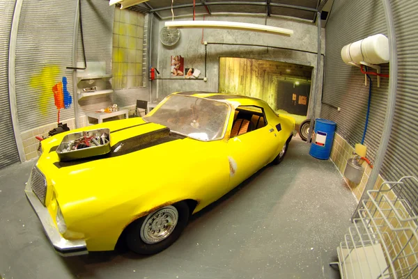 Automechanic garage met gele auto Stockfoto