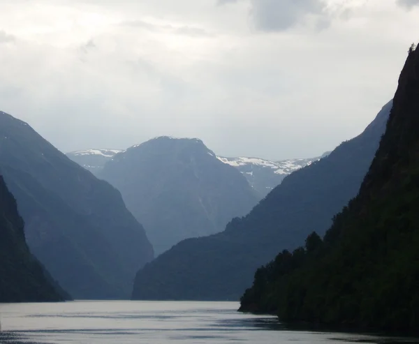 El río entre montañas —  Fotos de Stock