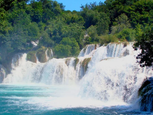 Ein Wasserfall in einem Nationalpark lizenzfreie Stockfotos