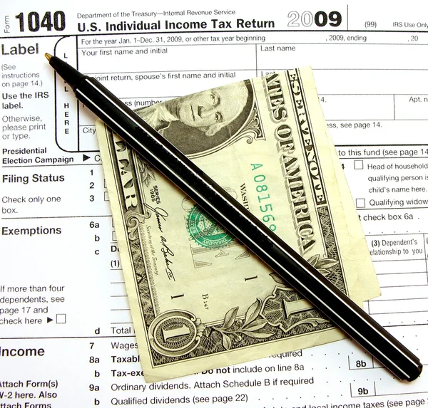 En skatt form, dollar och en penna — Stockfoto