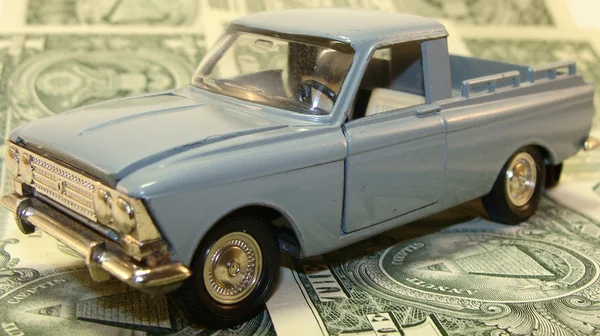 Ein Spielzeug altes Auto auf Dollar-Straße lizenzfreie Stockbilder