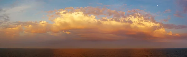 Мбаппе и красочный закат — стоковое фото