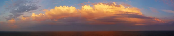 Obloha krásný východ slunce nad oceánem Stock Obrázky