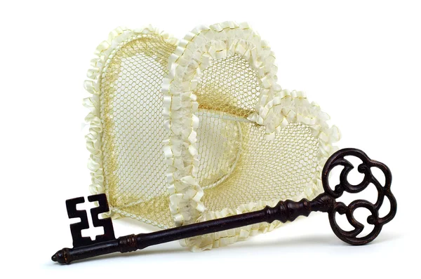 Coração de casamento com chave enferrujada . — Fotografia de Stock