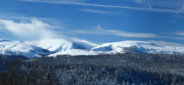 Berge an einem sonnigen Wintertag. — Stockfoto
