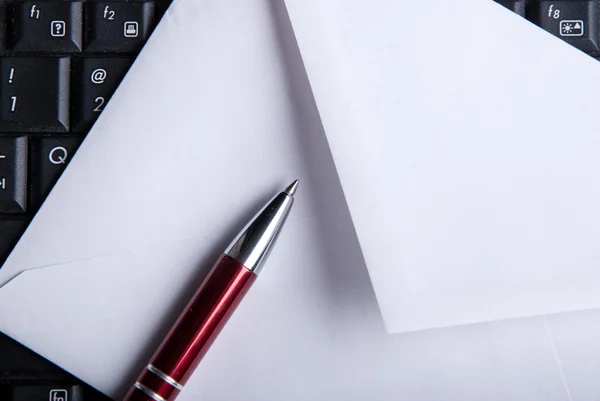 Klavye, kalem ve zarf. — Stok fotoğraf